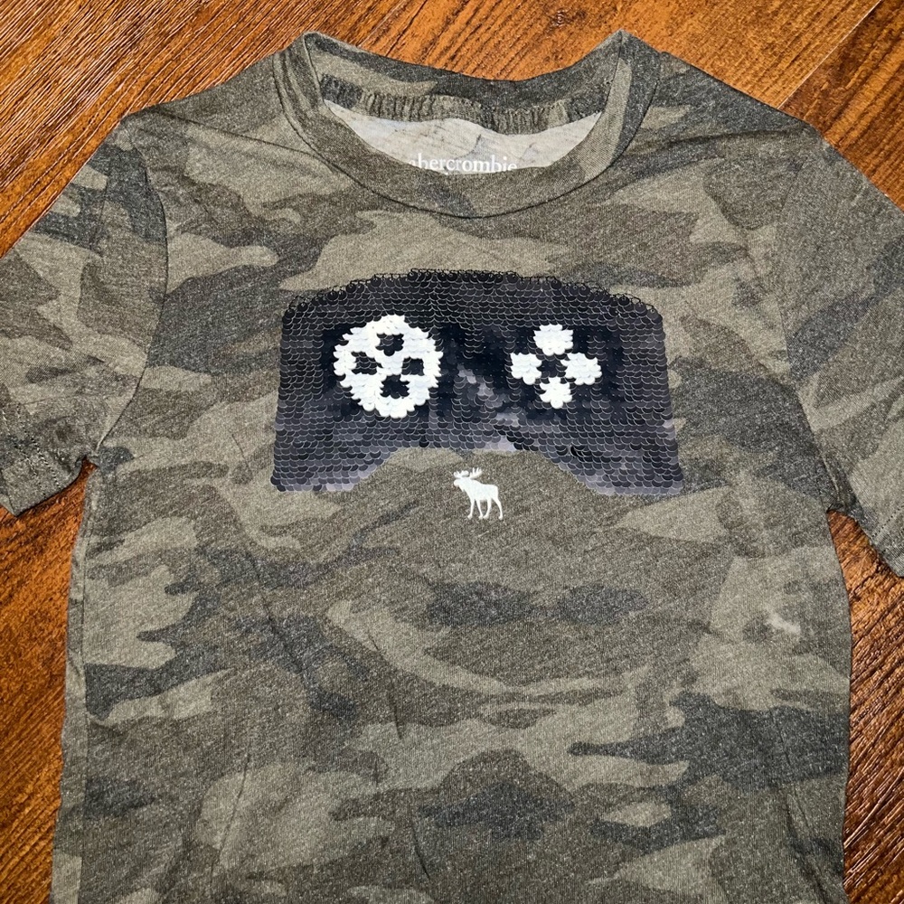 Abercrombie Kids Green Camo Sequins Gamer Short Sleeve Tee Size 5/6 - Picture 2 of 5